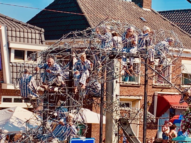 62nd Brabant day in Heeze: Outstanding theatre parade on a warm day