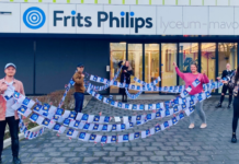 Frits Philips Lyceum students gives cards to healthcare personnels