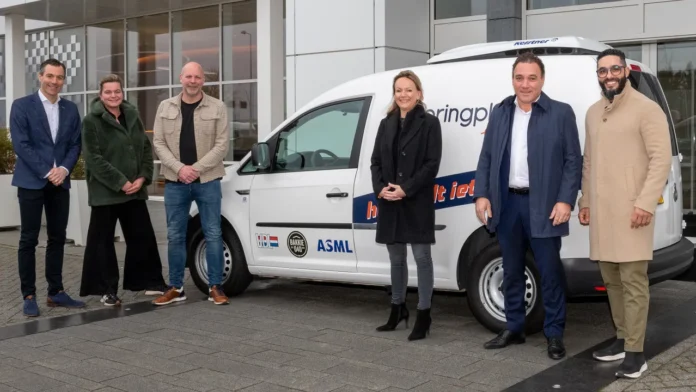 ASML and VDL donate refrigerated truck to Springplank040