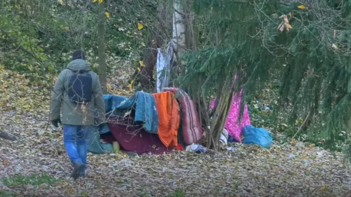 Homeless sleeping outside urgently requested to go to winter emergency shelter