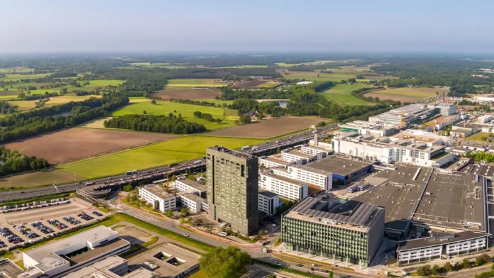 Turnover and profit ASML increased last year