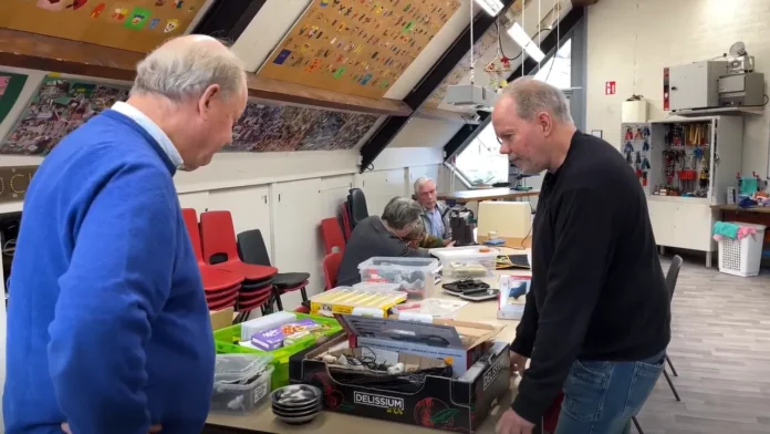 Elderly already repaired over 1,000 old appliances in Repair Café