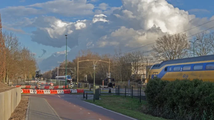 Nuenen places traffic signs at express bike path on Collse Hoefdijk