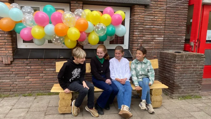 Koos, play-together bench, combating loneliness, youth initiative, primary school, Eindhoven, ASN Bank award, children's well-being, social inclusion