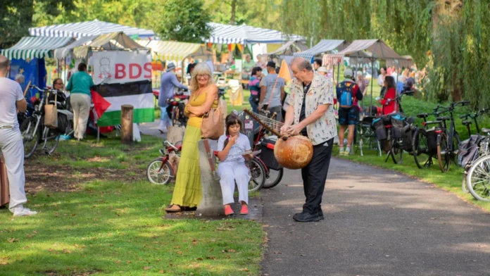 Talking about peace during a picnic: 'Making the world peaceful'