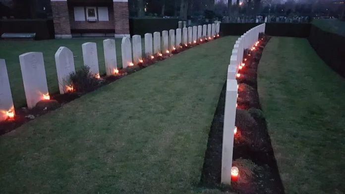 Tradition on Christmas Eve: candles on war graves of liberators in the Eindhoven region