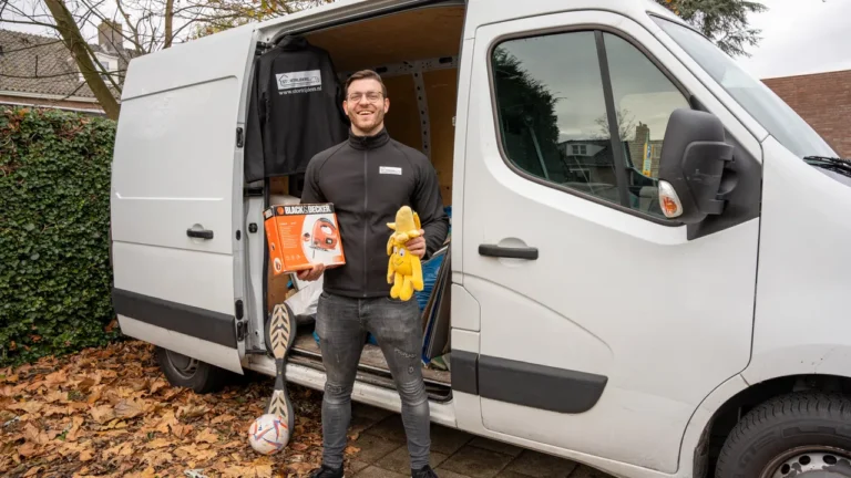 Ralf (24) sets up Christmas market against waste