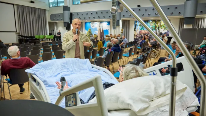 Joël Borelli provides special afternoon for patients in Catharina Hospital