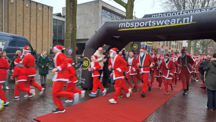 Santa Run: 400 Santas run through Son en Breugel